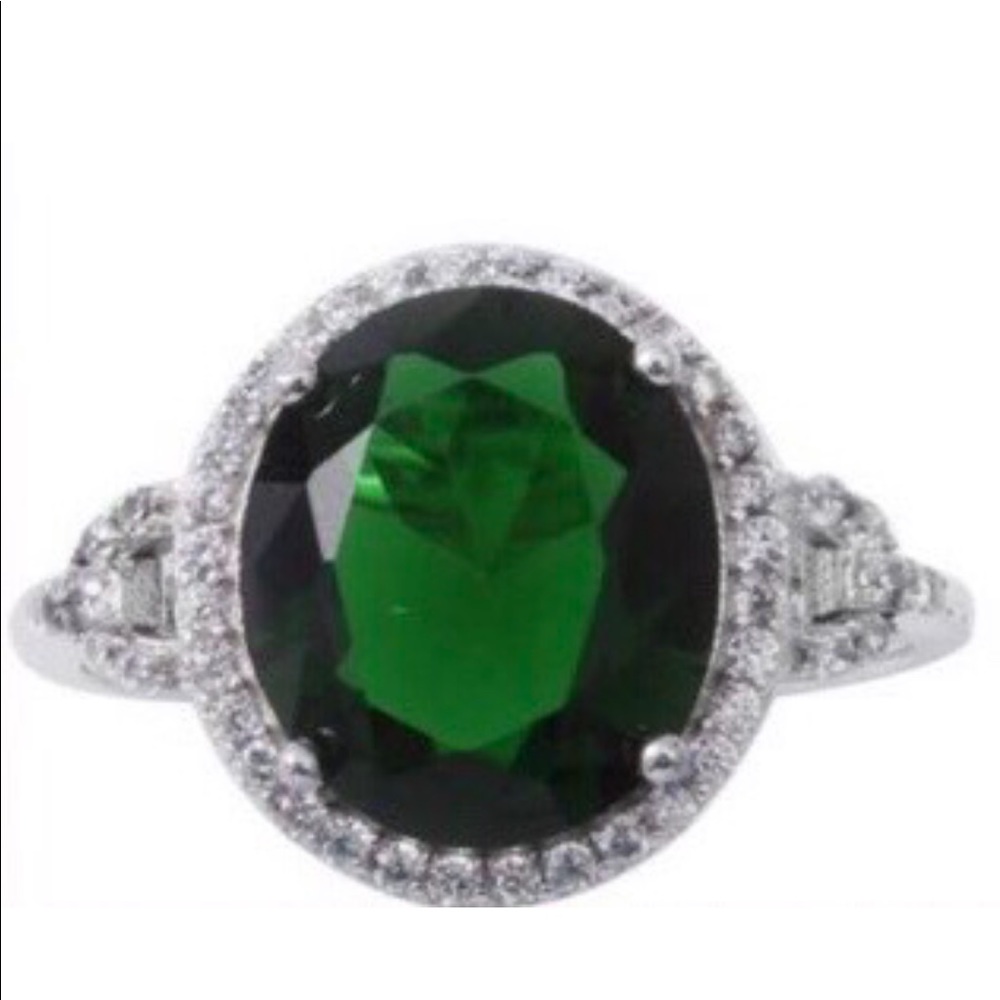 Beautiful emerald and white diamond ring